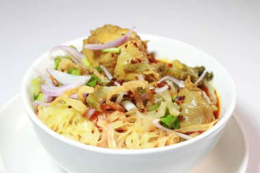 Khao Soi Tavuk Pirzolası önemli besin faydaları olan bir yemektir. Tayland yemeği..