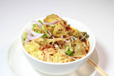 Khao Soi Tavuk Pirzolası önemli besin faydaları olan bir yemektir. Tayland yemeği..