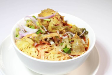 Khao Soi Tavuk Pirzolası önemli besin faydaları olan bir yemektir. Tayland yemeği..