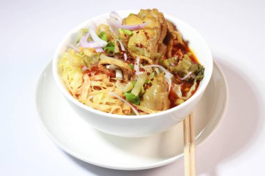 Khao Soi Tavuk Pirzolası önemli besin faydaları olan bir yemektir. Tayland yemeği..