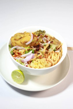 Khao Soi Tavuk Pirzolası önemli besin faydaları olan bir yemektir. Tayland yemeği..