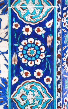 Çiçek desenli el yapımı Türk mavi fayansları.