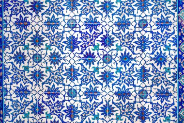 Duvarda Geometrik El yapımı Türk Döşemeleri.
