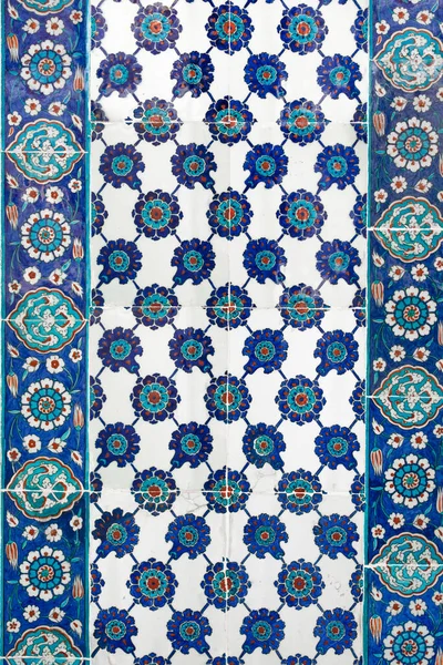 Türkiye 'nin İstanbul kentindeki Rustem Pasha Camii' nden çiçek desenli antik Osmanlı el yapımı Türk fayansları.