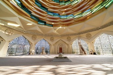İstanbul, Türkiye 'deki Marmara Üniversitesi İlahiyat Fakültesi Camii' nin iç görünümü.