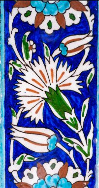 Türkiye 'nin İstanbul kentindeki Topkapı Sarayı' ndan antik Osmanlı el yapımı karanfil ve lale desenli Türk fayansları.