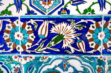 Türkiye 'nin İstanbul kentindeki Topkapı Sarayı' ndan antik Osmanlı el yapımı karanfil ve lale desenli Türk fayansları.