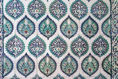Türkiye 'nin İstanbul kentindeki Topkapı Sarayı' nın el yapımı Osmanlı fayansları. 2022.