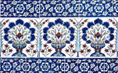 Türkiye 'nin İstanbul kentindeki Topkapı Sarayı' ndan çiçek desenli antik Osmanlı el yapımı fayanslar.