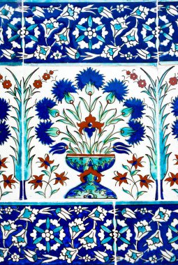 Çiçek desenli el yapımı fayanslar..