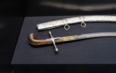 İstanbul Topkapı Sarayı 'ndaki silah koleksiyonundan antik Osmanlı kılıcı. 2022.