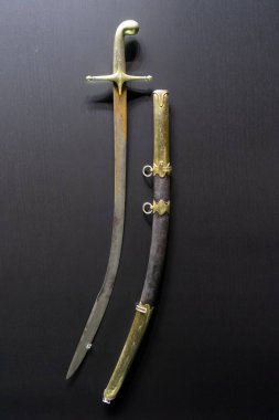 İstanbul Topkapı Sarayı 'ndaki silah koleksiyonundan antik Osmanlı kılıcı. 2022.