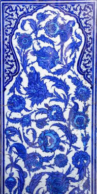 İstanbul Topkapı Sarayı 'ndaki efsanevi Phoenix kuş ve çiçek motifinin mavi fayans paneli.