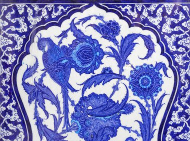 İstanbul Topkapı Sarayı 'ndaki efsanevi Phoenix kuş ve çiçek motifinin mavi fayans paneli.