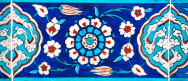 Çiçek desenli el yapımı Türk mavi fayansları.