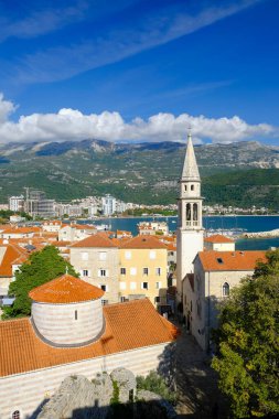 Karadağ 'da güneşli bir günde Eski Şehir Budva' sının en iyi manzarası.