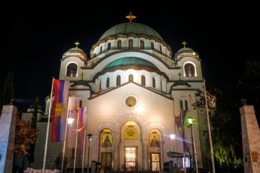 Sırbistan 'ın başkenti Belgrad' daki Saint Sava Katedrali 'nin gece manzarası. Saint Sava Katedrali Belgrad 'da ziyaret edilecek en ünlü yerlerden biri..