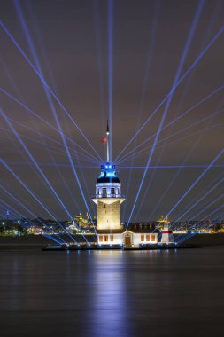 Türkiye 'nin İstanbul kentinde yeni restore edilen Bakire Kulesi' nin gece manzarası.