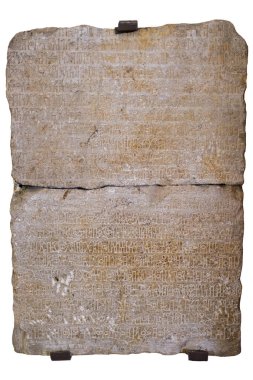 Tabakta 2. yüzyıldan Sabâ Kralı 'nın politik faaliyetlerinden bahseden yazılar var. A.D. İstanbul Arkeoloji Müzesi.