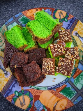 Tabakta birkaç parça ıslak kek.