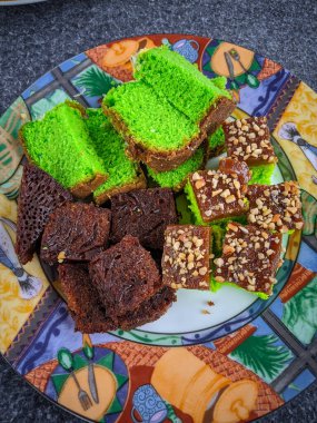 Tabakta birkaç parça ıslak kek.