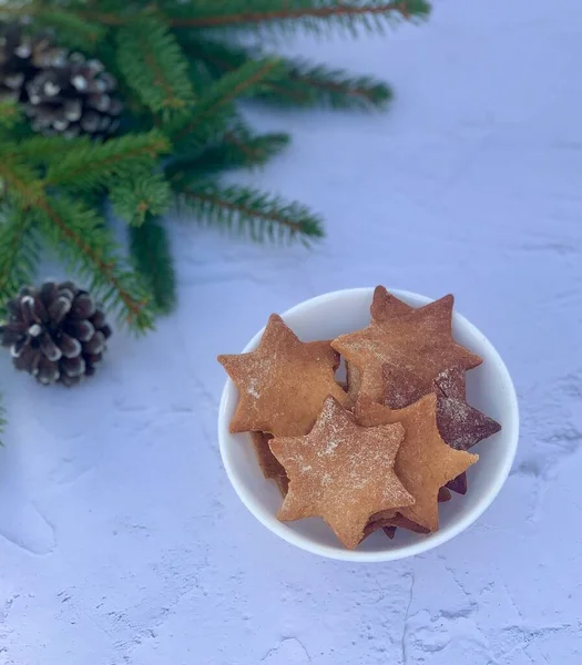 Beyaz arka planda noel kurabiyeleri.