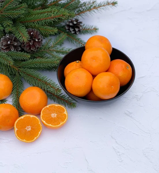 Vánoční Kompozice Mandarinkami Bílém Pozadí Mezera Pro Text — Stock fotografie