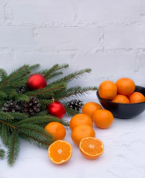 Beyaz arka planda mandalinalı Noel kompozisyonu. Metin için boşluk