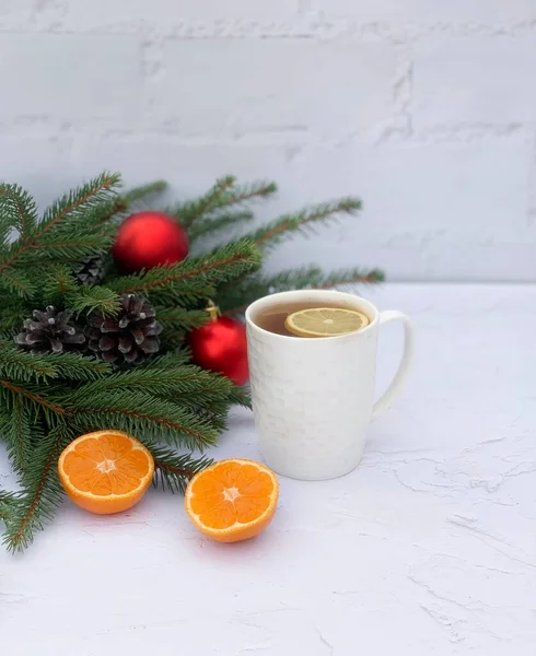 Beyaz arka planda mandalinalı Noel kompozisyonu. Metin için boşluk