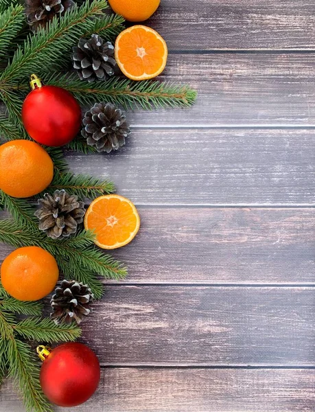 Ahşap arka planda Noel kompozisyonu. Metin için boşluk