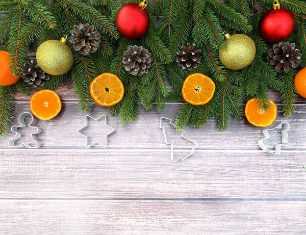 Ahşap arka planda Noel kompozisyonu. Metin için boşluk