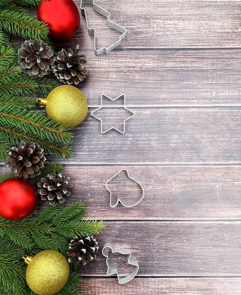 Ahşap arka planda Noel kompozisyonu. Metin için boşluk