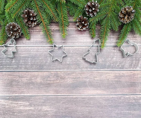 Ahşap arka planda Noel kompozisyonu. Metin için boşluk