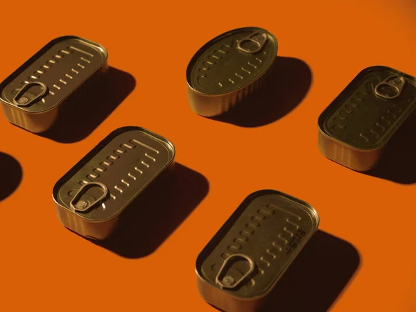 Siyah beyaz bir arabanın fotoğrafını çek.