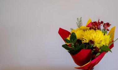 Kırmızı ve sarı buket çiçek aranjmanı evinizde..