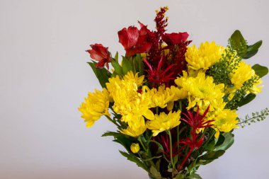 Eviniz için kırmızı ve sarı çiçek aranjmanının en üst görüntüsü.