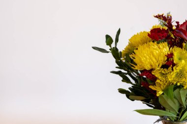 Sağ taraftaki sarı ve kırmızı çiçekleri kişisel bir mesaj için sol tarafı açık bırakan bir düzenleme..