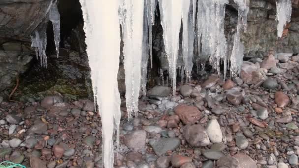Buz Sarkıtları Altındaki Taşlara Damlayan Suyla Eriyor — Stok video