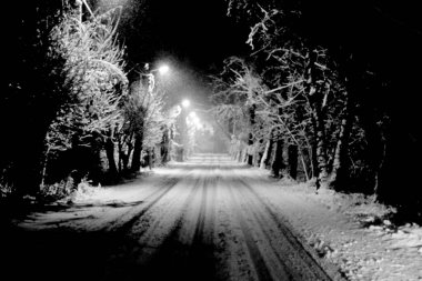 Kuzey Kazakistan 'da gece kar yağışı otoyolda, önde ve arkada bulanıklaşıyor