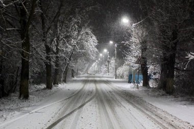 Kuzey Kazakistan 'da gece kar yağışı otoyolda, önde ve arkada bulanıklaşıyor