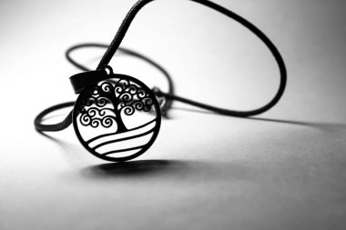 Bokeh efektli beyaz arkaplanda taşlı dekorasyon