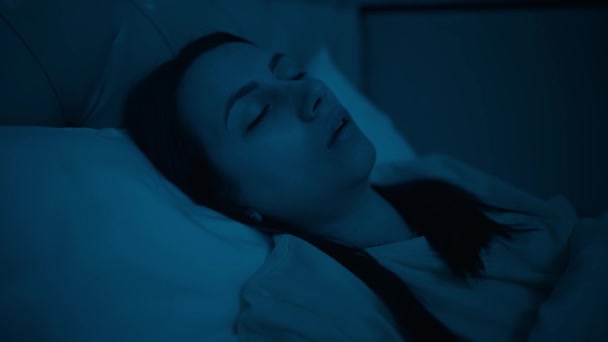 Žena Chrápání Zatímco Hluboký Spánek Posteli — Stock video