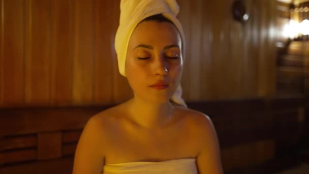 在桑拿浴中深呼吸的女人 — 图库视频影像