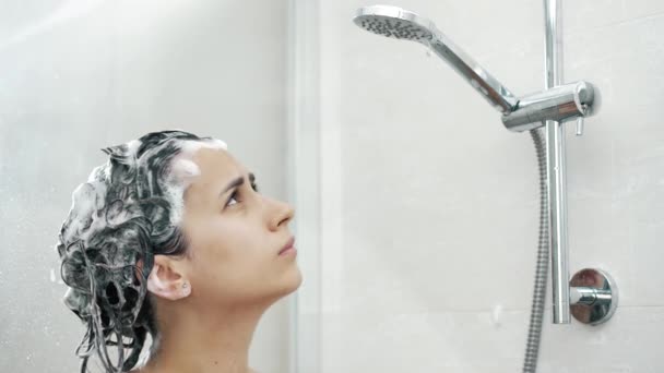 Duştaki Kapatıldıktan Sonra Duşa Bakan Şaşkın Köpüklü Genç Kadın — Stok video