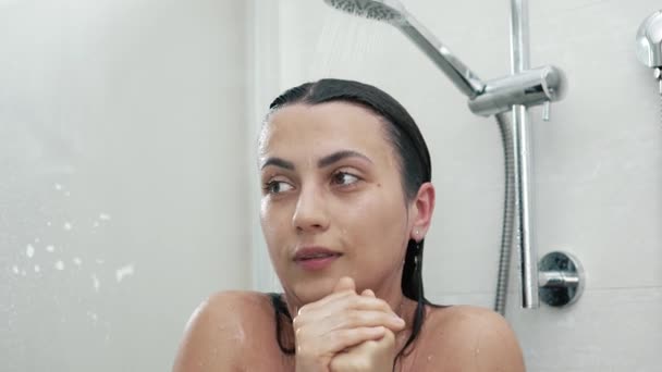 Donna Lava Sotto Acqua Fredda — Video Stock