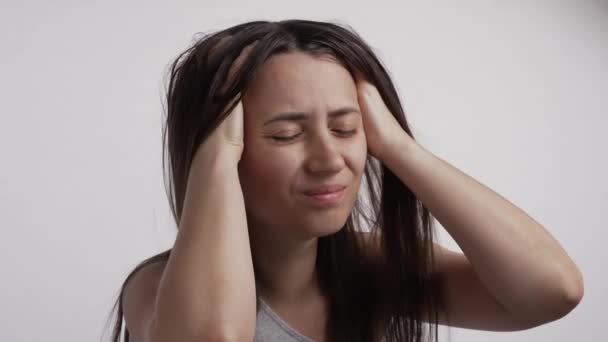 Wanita Menggaruk Kepalanya Dengan Ketombe — Stok Video