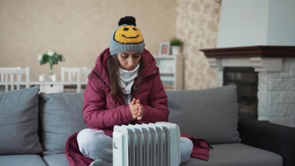 穿保暖衣服的女人在暖炉边取暖 — 图库视频影像