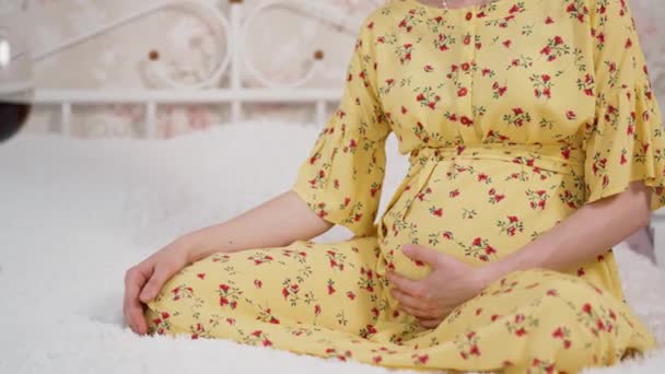 Έγκυος Γυναίκα Gesturing Σταματήσει Προσφέρει Ποτήρι Κρασί — Αρχείο Βίντεο