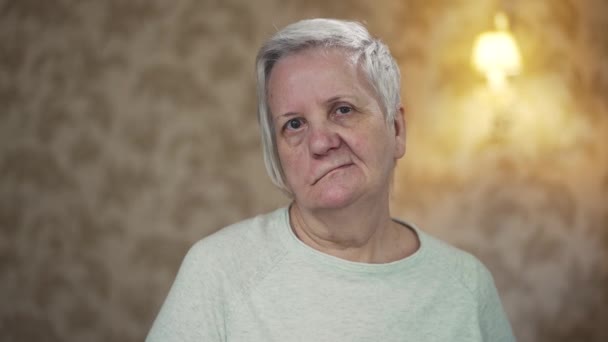 Mujer Anciana Con Una Parte Paralizada Cara — Vídeo de stock