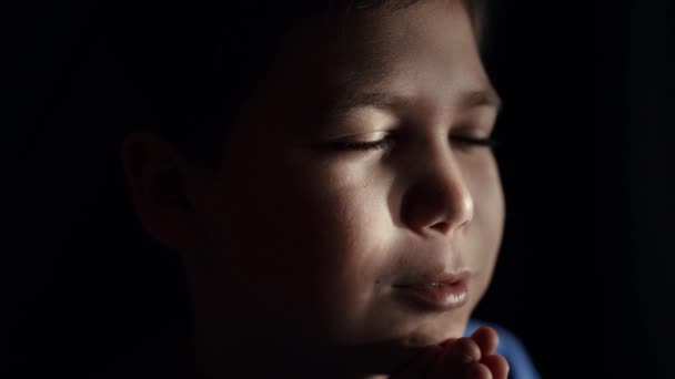 Маленький Хлопчик Молиться Бога Тримаючи Руки Разом Закритими Очима — стокове відео